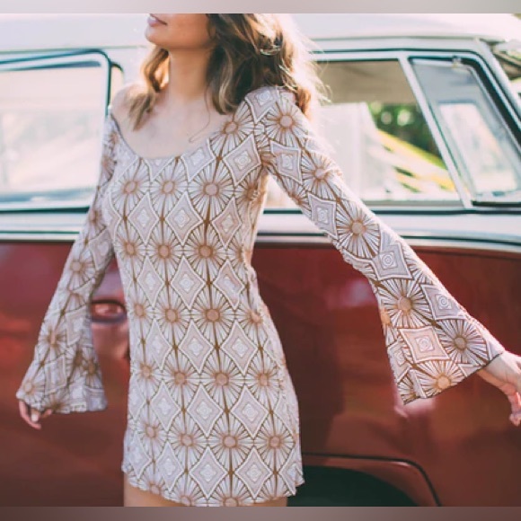 Retro Bell sleeve sand colored patterned dress - Picture 3 of 7